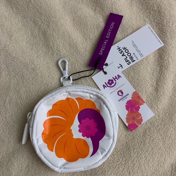 ALOHA Collection Handbags - ALOHA COLLECTION Hawaiian Airlines Vintage Pualani Cutie 1970’s Pouch Clip NEW